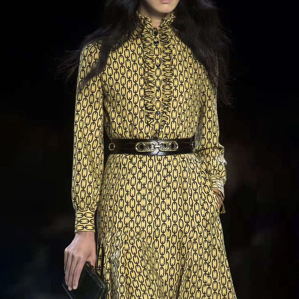 Vestido de seda con estampado de cadenas y detalles de madera
