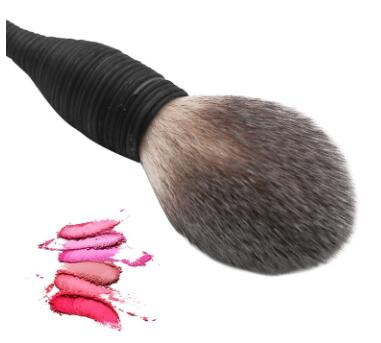 Brocha de Maquillaje Profesional con Cerdas de Lana de Cabra y Mango de Ratán - Image 4