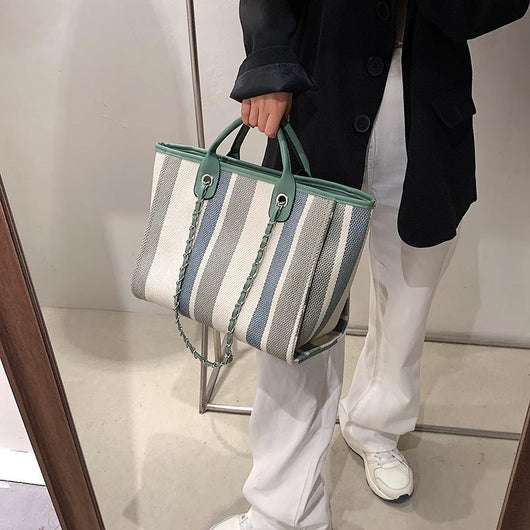 Bolsa de Cadena Portátil con Textura Rayada y Detalles en Contraste - Image 15