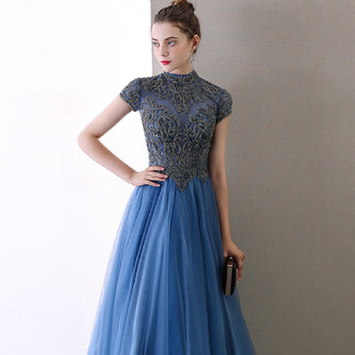 Vestido de Noche Azul con Cuello Alto y Vuelo Elegante - Image 4