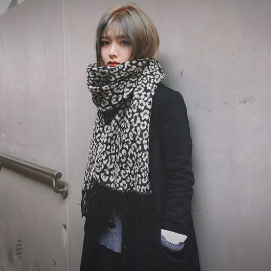 Chal Grueso Cálido con Estampado Leopardo - Image 3