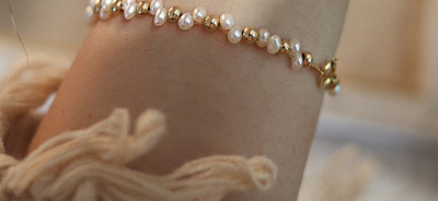 Pulsera Dorada con Bolsita Tejida de Perlas Naturales y Diseño Estelar - Image 6