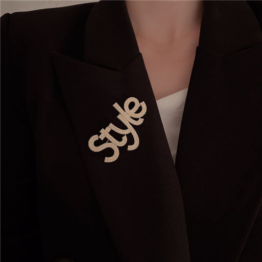 Broche Perla con Letras Estilo Hong Kong - Accesorio Retro Elegante - Image 2