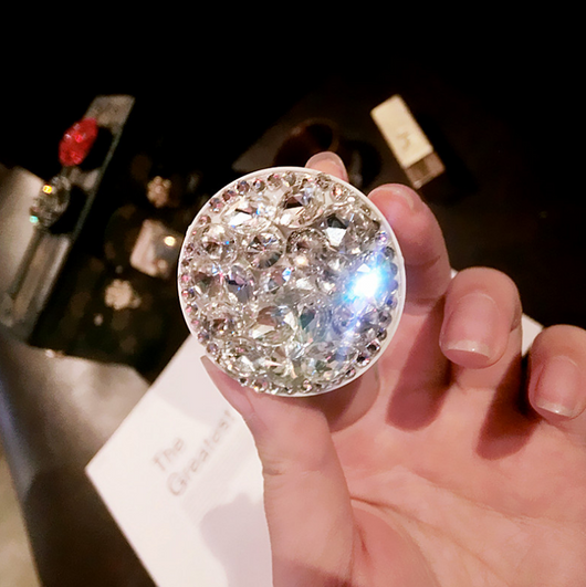 Soporte Telescópico para Celular con Diamantes y Airbag de Seguridad - Image 8