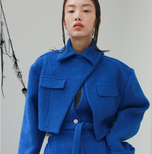 Abrigo Azul Klein Hombros Anchos Cintura Deconstruida para Mujer