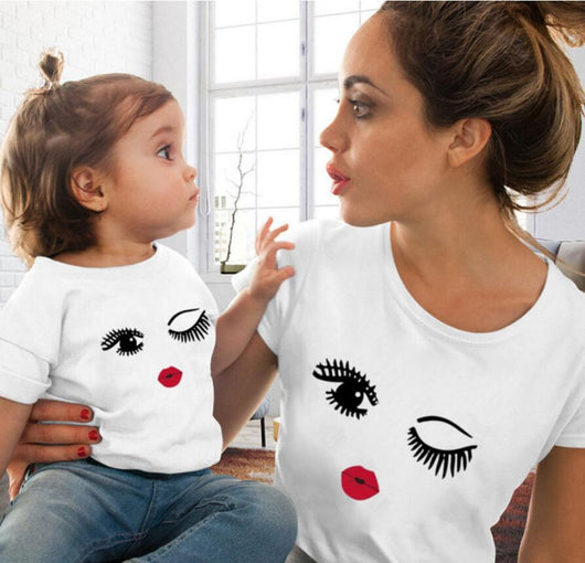 Playera Roja con Estampado de Labios para Niña - Diseño Familiar Divertido - Image 10