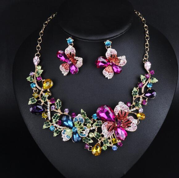 Cadena de Cristal con Detalles Exagerados