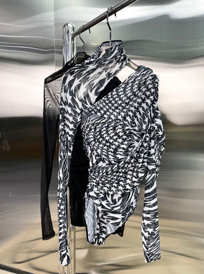 Blusa Asimétrica de Malla con Estampado Hueco - Image 9