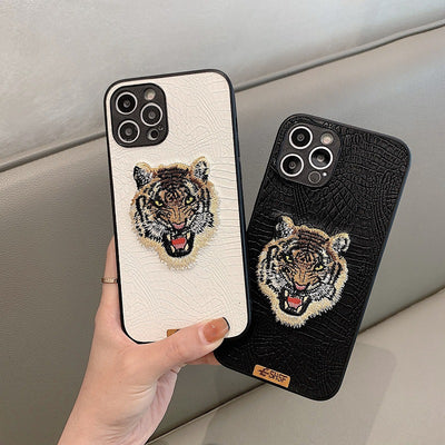 Funda para Teléfono de Cuero con Cabeza de Tigre Bordada - Image 2