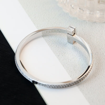 Pulsera Ancha de Letras TT en Diamantes de Lujo - Image 6