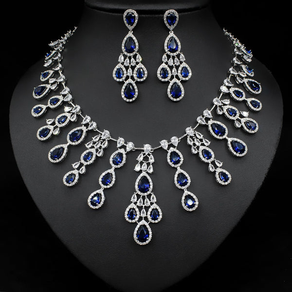 Conjunto de Collar y Aretes de Circón con Efecto Gota de Agua Iridiscente