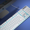 Teclado blanco con luz azul