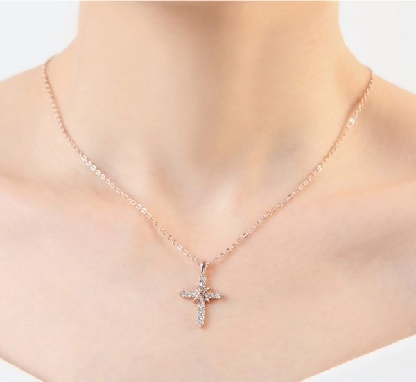 Cadena de Clavícula con Cruz de Jesús Tachonada