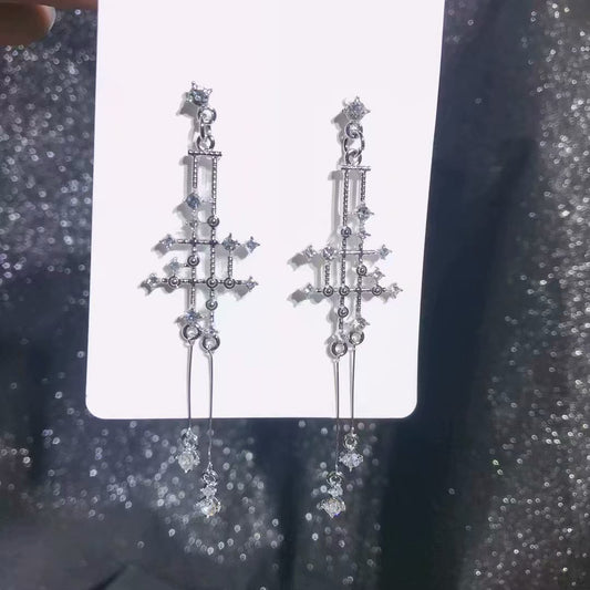 Aretes de Plata con Líneas Geométricas Cruzadas - Diseño Minimalista Versátil