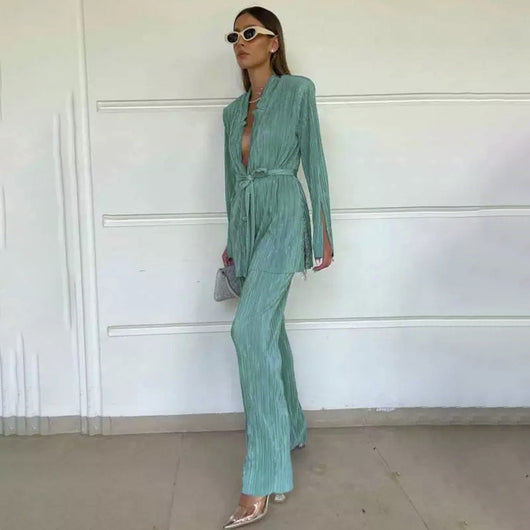 Traje de Dos Piezas con Camisa de Cordones y Pantalón Plisado - Image 7