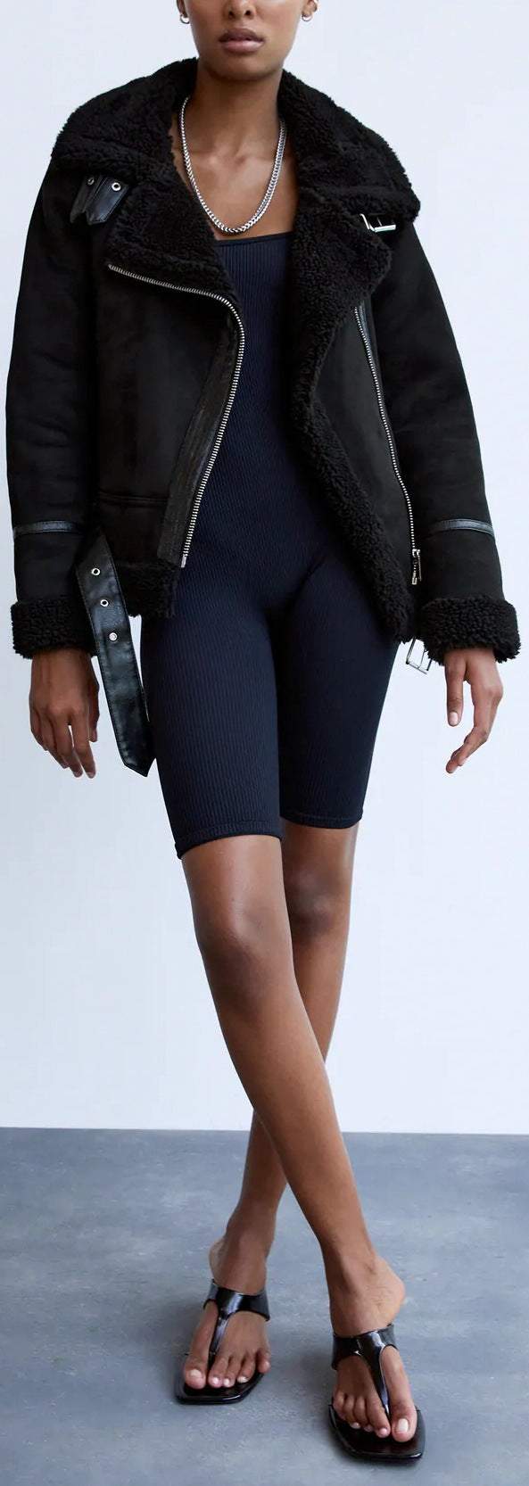 Traje Acolchado de Terciopelo y Cuero