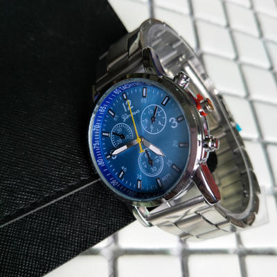 Reloj de Acero con Correa de Metal y Seis Esferas