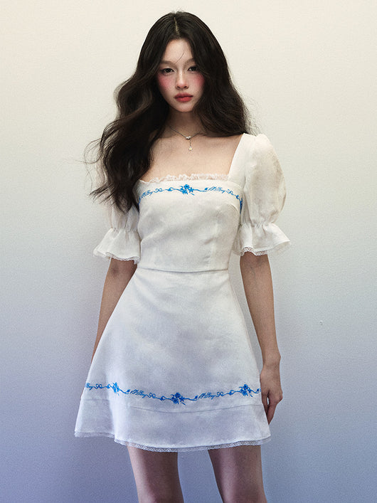 Vestido de Lino Blanco con Bordado Azul y Cuello Generoso - Manga Corta Verano - Image 12