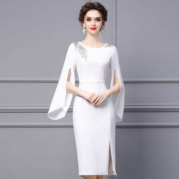 Vestido Elegante con Mangas Acampanadas y Detalles de Diamantes Incrustados