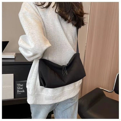 Bolsa Mensajera de Nylon Minimalista - Image 3