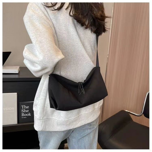 Bolsa Mensajera de Nylon Minimalista - Image 3