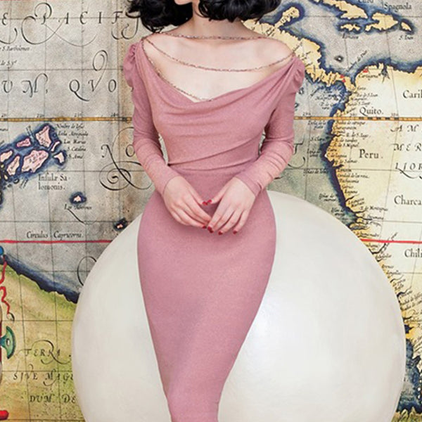 Falda Rosa con Detalle de Perla en Escote y Diseño Elegante