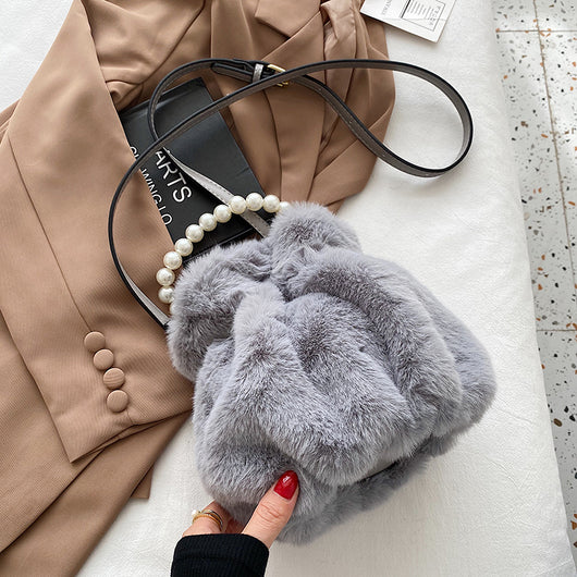 Bolso Mensajero de Peluche con Perlas para Mujer - Diseño Trendy e Instagrameable - Image 7