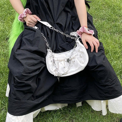 Bolso Bandolera Gótico de Cuero Charol con Diseño Plisado Multiuso - Image 4