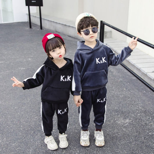 Traje de Terciopelo Dorado para Niños - Image 3