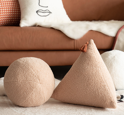 Almohada Decorativa Triangular Blanca de Felpa Suave para Mesita de Noche - Image 11