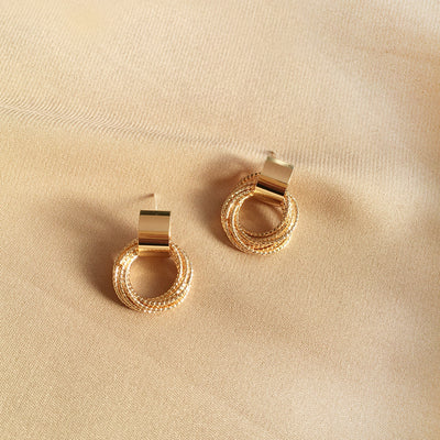 Aretes Geométricos de Temperamento - Diseño Moderno y Personalidad - Image 3