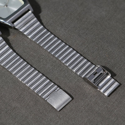 Reloj de Pulsera Minimalista Cuadrado sin Logo - Diseño Versátil - Image 9