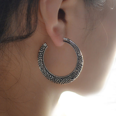 Aretes Vintage Grabados en C - Aleación Elegante