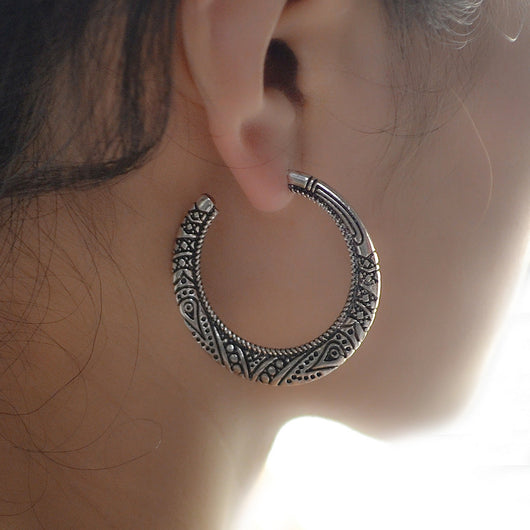 Aretes Vintage Grabados en C - Aleación Elegante