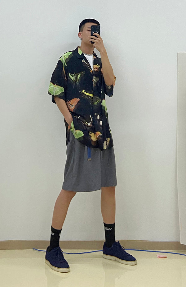 Camisa Hawaiana Negra Estampada de Manga Corta