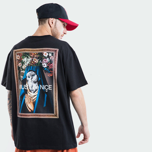 Playera Suelta Gato Madonna con Dedo Medio - Manga Corta