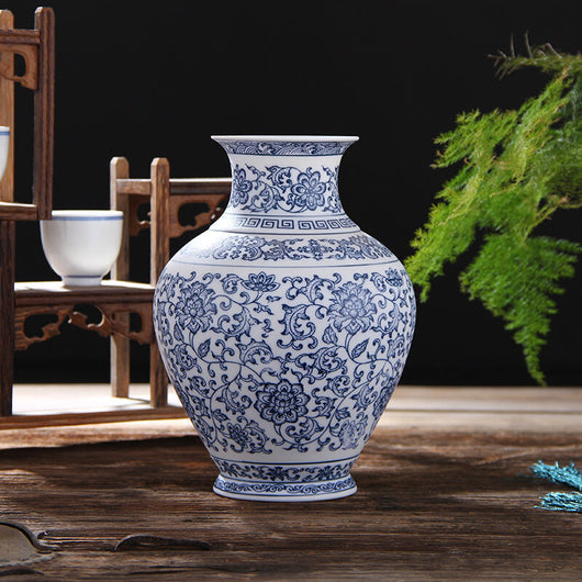 Jarrón Clásico de Cerámica Azul y Blanco - Ornamento Artesanal - Image 4
