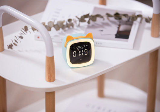 Reloj Despertador Digital con Luz Nocturna, Termómetro y Carga USB para Niños - Image 28