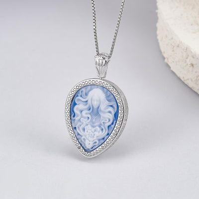 Elegante Colgante Camafeo en Plata con Diseño de Gota - Image 2