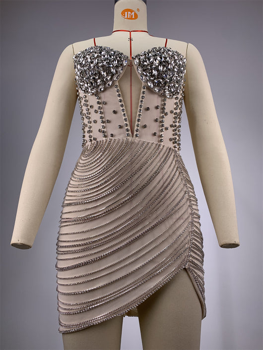 Vestido Mini Ajustado con Hombros Descubiertos y Detalles de Diamantes - Image 12