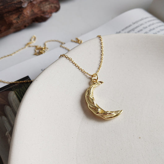 Collar Luna Ondulada con Pliegues