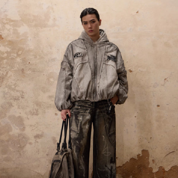 Chaqueta de Algodón con Capucha Pintada a Mano y Detalles Grabados