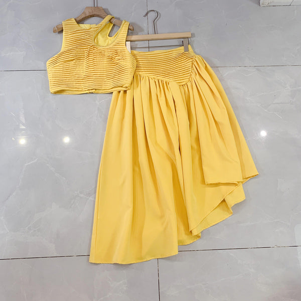 Conjunto Elegante con Chaleco Hueco y Falda Irregular