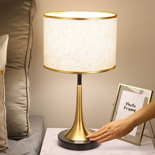 Lámpara de Mesa Minimalista con Sensor Táctil y Atenuador de Luz - Image 4