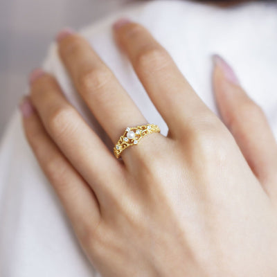 Anillo Hueco Dorado Vintage para Mujer
