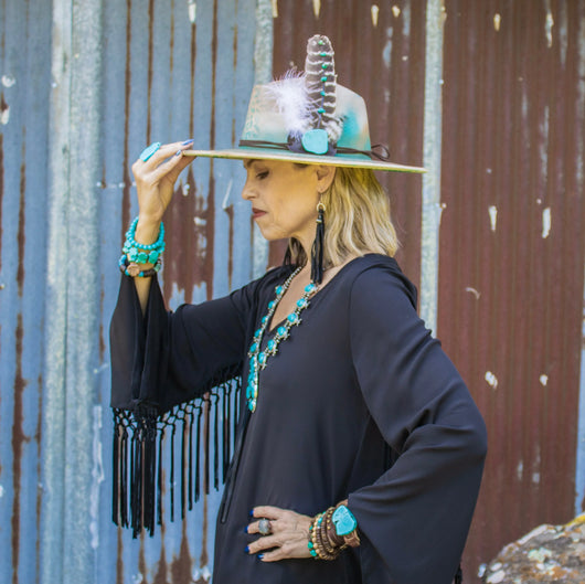 **Brincos de Franja de Couro Preto com Miçanga Prateada - Preto 200c