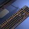 Teclado negro y naranja