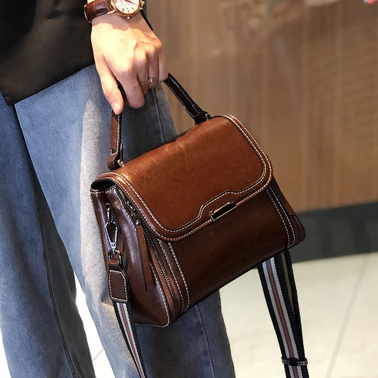 Bolso Mensajero de Cuero para Mujer - Gran Capacidad y Estilo Minimalista - Image 10