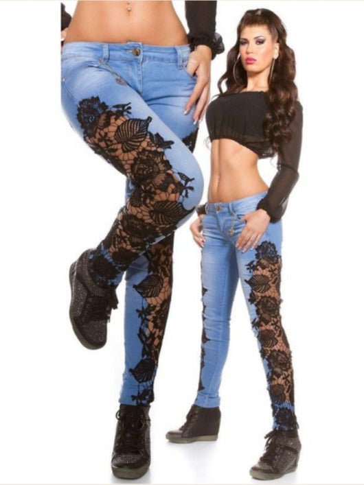 Jeans Ajustados con Encaje Transparente y Costuras Decorativas