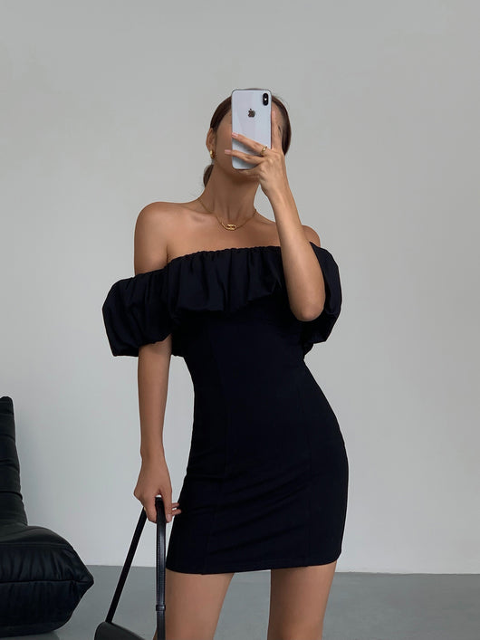 Vestido Negro Elegante con Volante y Hombro Descubierto - Image 10